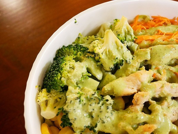 青菜啦啦：青菜啦啦-台南沙拉  與書局合併一起的複合式簡餐  享用輕盈沙拉的同時啜幾口咖啡  順便與書香為伍