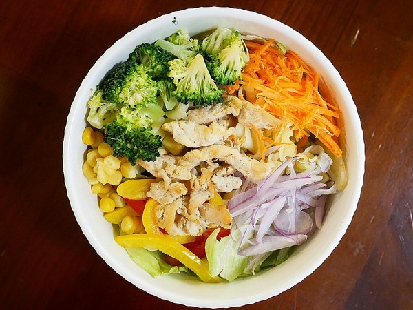 青菜啦啦：青菜啦啦-台南沙拉  與書局合併一起的複合式簡餐  享用輕盈沙拉的同時啜幾口咖啡  順便與書香為伍