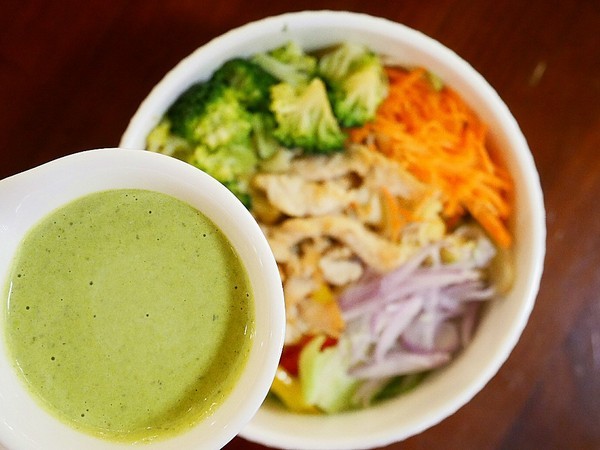 青菜啦啦：青菜啦啦-台南沙拉  與書局合併一起的複合式簡餐  享用輕盈沙拉的同時啜幾口咖啡  順便與書香為伍