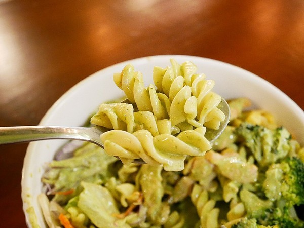 青菜啦啦：青菜啦啦-台南沙拉  與書局合併一起的複合式簡餐  享用輕盈沙拉的同時啜幾口咖啡  順便與書香為伍