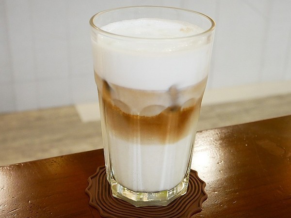 青菜啦啦：青菜啦啦-台南沙拉  與書局合併一起的複合式簡餐  享用輕盈沙拉的同時啜幾口咖啡  順便與書香為伍