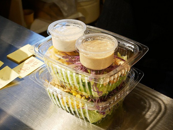 青菜啦啦：青菜啦啦-台南沙拉  與書局合併一起的複合式簡餐  享用輕盈沙拉的同時啜幾口咖啡  順便與書香為伍