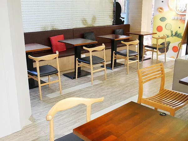 青菜啦啦：青菜啦啦-台南沙拉  與書局合併一起的複合式簡餐  享用輕盈沙拉的同時啜幾口咖啡  順便與書香為伍