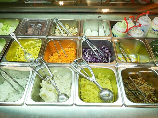 青菜啦啦：青菜啦啦-台南沙拉  與書局合併一起的複合式簡餐  享用輕盈沙拉的同時啜幾口咖啡  順便與書香為伍