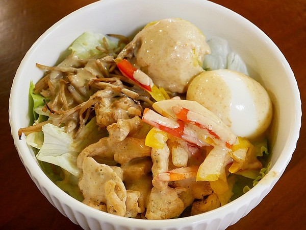 青菜啦啦：青菜啦啦-台南沙拉  與書局合併一起的複合式簡餐  享用輕盈沙拉的同時啜幾口咖啡  順便與書香為伍