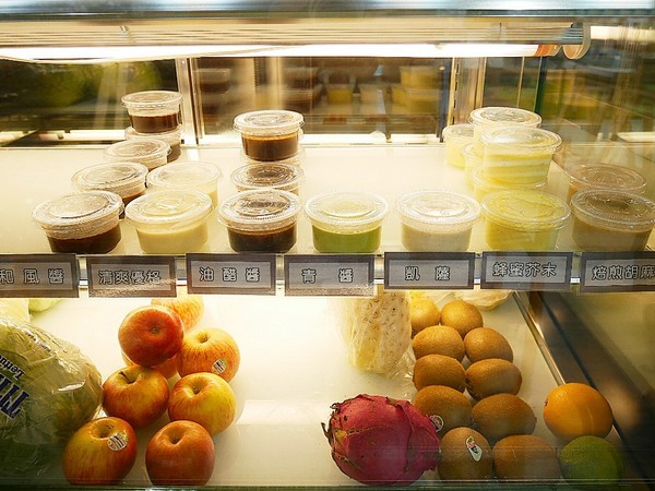 青菜啦啦：青菜啦啦-台南沙拉  與書局合併一起的複合式簡餐  享用輕盈沙拉的同時啜幾口咖啡  順便與書香為伍