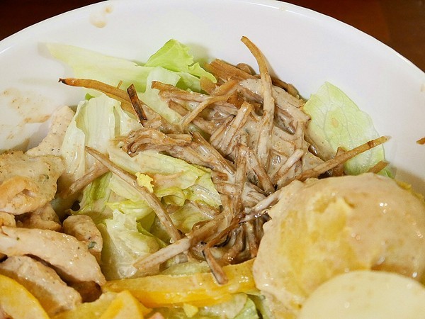 青菜啦啦：青菜啦啦-台南沙拉  與書局合併一起的複合式簡餐  享用輕盈沙拉的同時啜幾口咖啡  順便與書香為伍