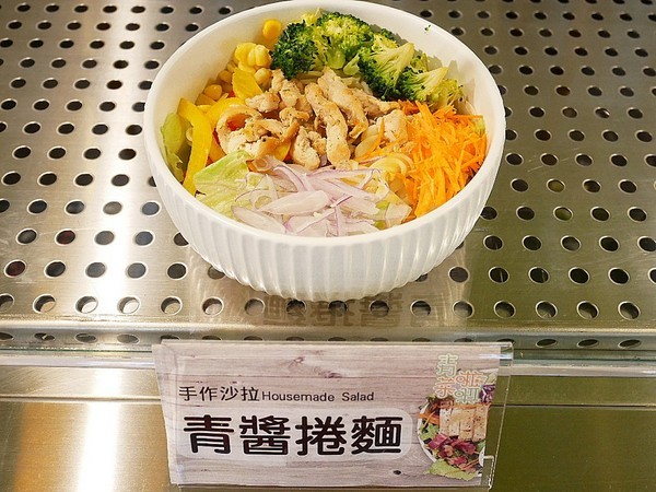 青菜啦啦：青菜啦啦-台南沙拉  與書局合併一起的複合式簡餐  享用輕盈沙拉的同時啜幾口咖啡  順便與書香為伍