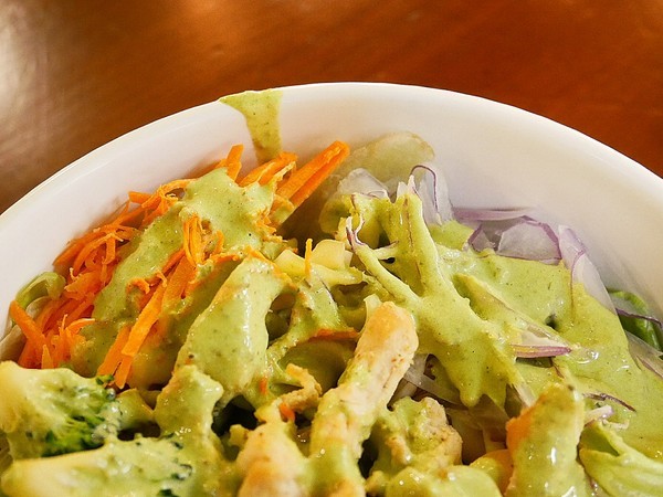 青菜啦啦：青菜啦啦-台南沙拉  與書局合併一起的複合式簡餐  享用輕盈沙拉的同時啜幾口咖啡  順便與書香為伍