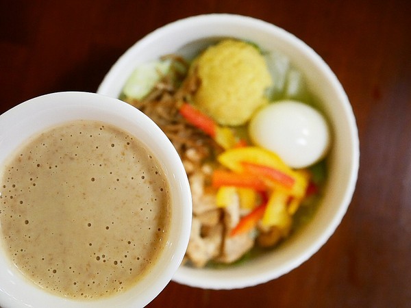 青菜啦啦：青菜啦啦-台南沙拉  與書局合併一起的複合式簡餐  享用輕盈沙拉的同時啜幾口咖啡  順便與書香為伍