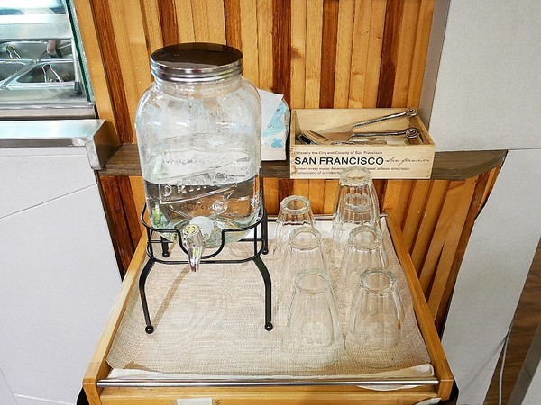 青菜啦啦：青菜啦啦-台南沙拉  與書局合併一起的複合式簡餐  享用輕盈沙拉的同時啜幾口咖啡  順便與書香為伍