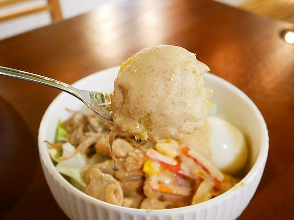 青菜啦啦：青菜啦啦-台南沙拉  與書局合併一起的複合式簡餐  享用輕盈沙拉的同時啜幾口咖啡  順便與書香為伍