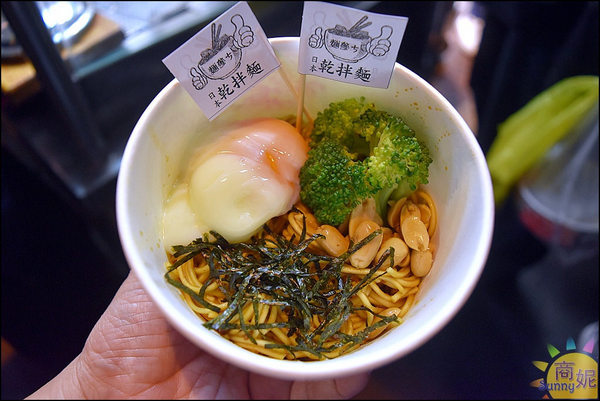麵參ㄘ:逢甲美食。麵參ㄘ。銅板價日本乾拌麵獨特口感與香辣赤味噌香氣 加溫泉蛋更過癮