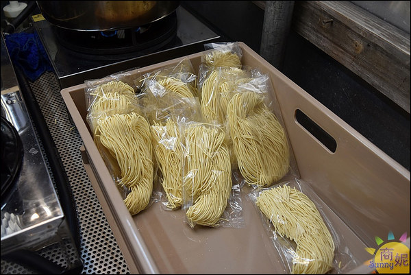 麵參ㄘ:逢甲美食。麵參ㄘ。銅板價日本乾拌麵獨特口感與香辣赤味噌香氣 加溫泉蛋更過癮