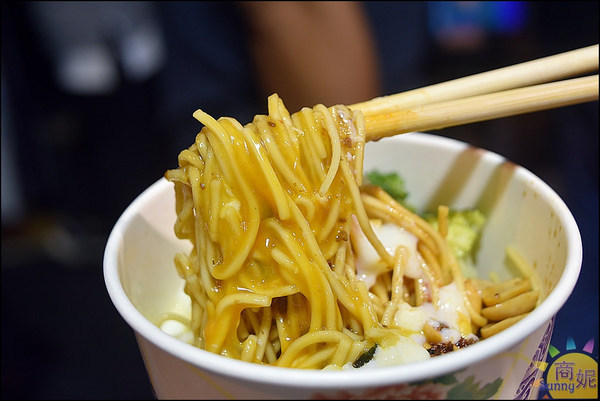 麵參ㄘ:逢甲美食。麵參ㄘ。銅板價日本乾拌麵獨特口感與香辣赤味噌香氣 加溫泉蛋更過癮