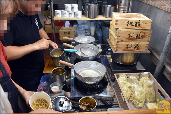 麵參ㄘ:逢甲美食。麵參ㄘ。銅板價日本乾拌麵獨特口感與香辣赤味噌香氣 加溫泉蛋更過癮