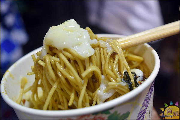 麵參ㄘ:逢甲美食。麵參ㄘ。銅板價日本乾拌麵獨特口感與香辣赤味噌香氣 加溫泉蛋更過癮