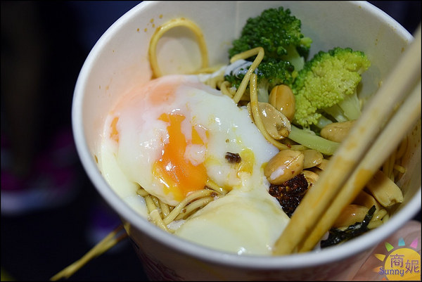 麵參ㄘ:逢甲美食。麵參ㄘ。銅板價日本乾拌麵獨特口感與香辣赤味噌香氣 加溫泉蛋更過癮