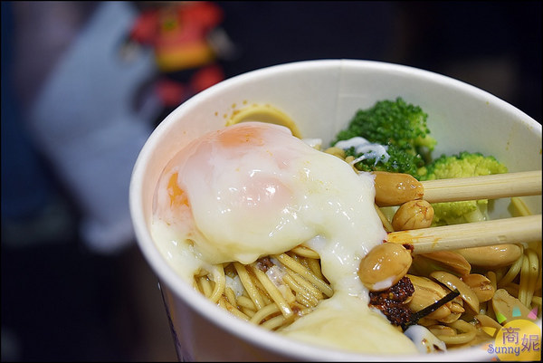 麵參ㄘ:逢甲美食。麵參ㄘ。銅板價日本乾拌麵獨特口感與香辣赤味噌香氣 加溫泉蛋更過癮