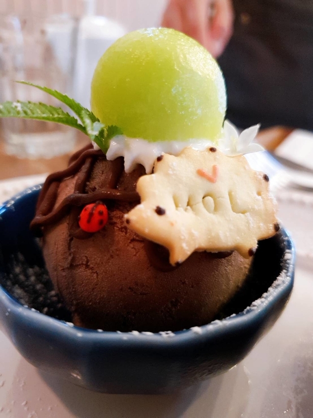 【花蓮.市區】小巷茉莉餐廳。抹茶+巧克力+蜂蜜舒芙蕾鬆餅。店內莫蘭迪色系柔美院子超好拍