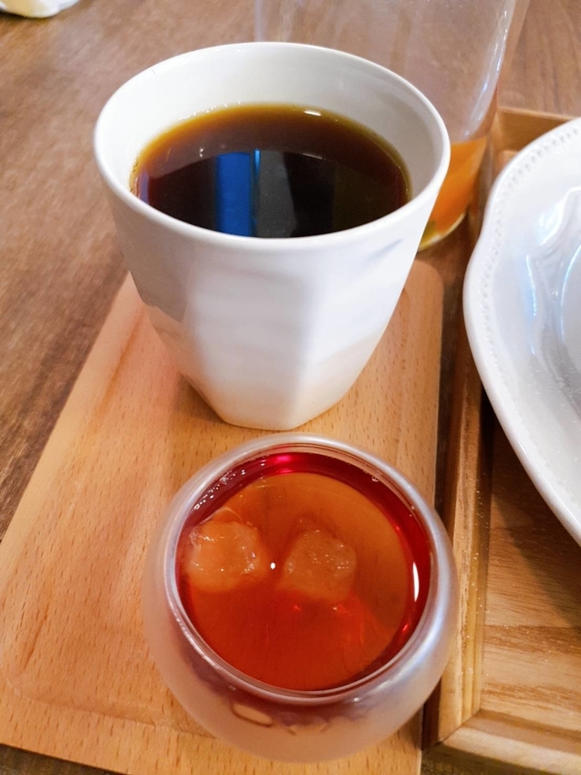 【花蓮.市區】小巷茉莉餐廳。抹茶+巧克力+蜂蜜舒芙蕾鬆餅。店內莫蘭迪色系柔美院子超好拍