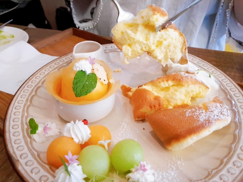 【花蓮.市區】小巷茉莉餐廳。抹茶+巧克力+蜂蜜舒芙蕾鬆餅。店內莫蘭迪色系柔美院子超好拍