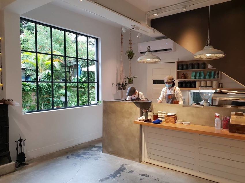 【花蓮.市區】小巷茉莉餐廳。抹茶+巧克力+蜂蜜舒芙蕾鬆餅。店內莫蘭迪色系柔美院子超好拍