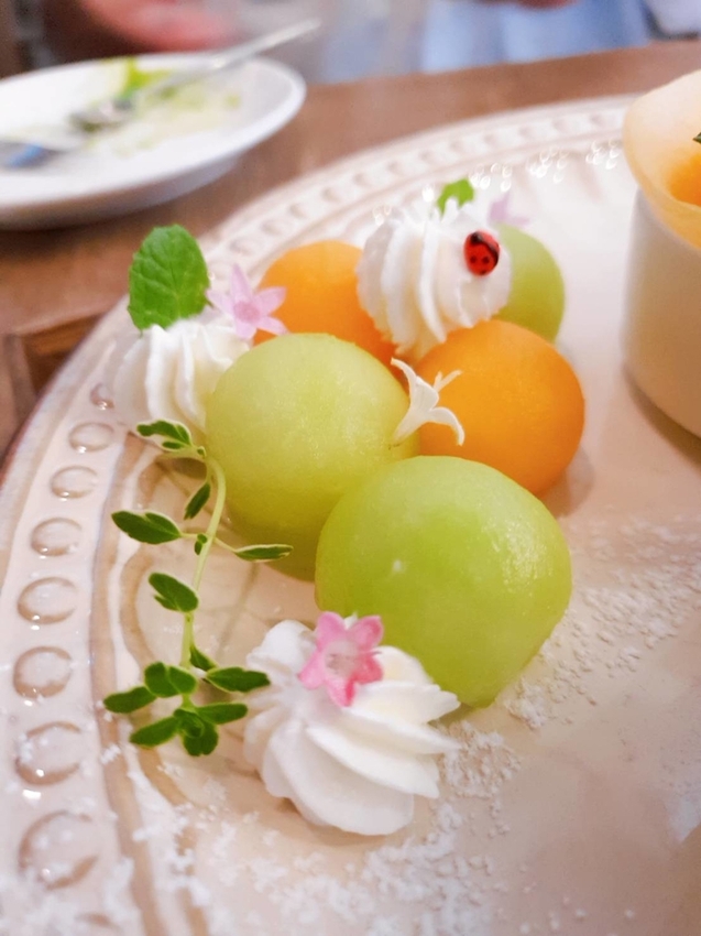 【花蓮.市區】小巷茉莉餐廳。抹茶+巧克力+蜂蜜舒芙蕾鬆餅。店內莫蘭迪色系柔美院子超好拍