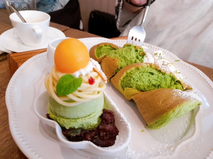 【花蓮.市區】小巷茉莉餐廳。抹茶+巧克力+蜂蜜舒芙蕾鬆餅。店內莫蘭迪色系柔美院子超好拍