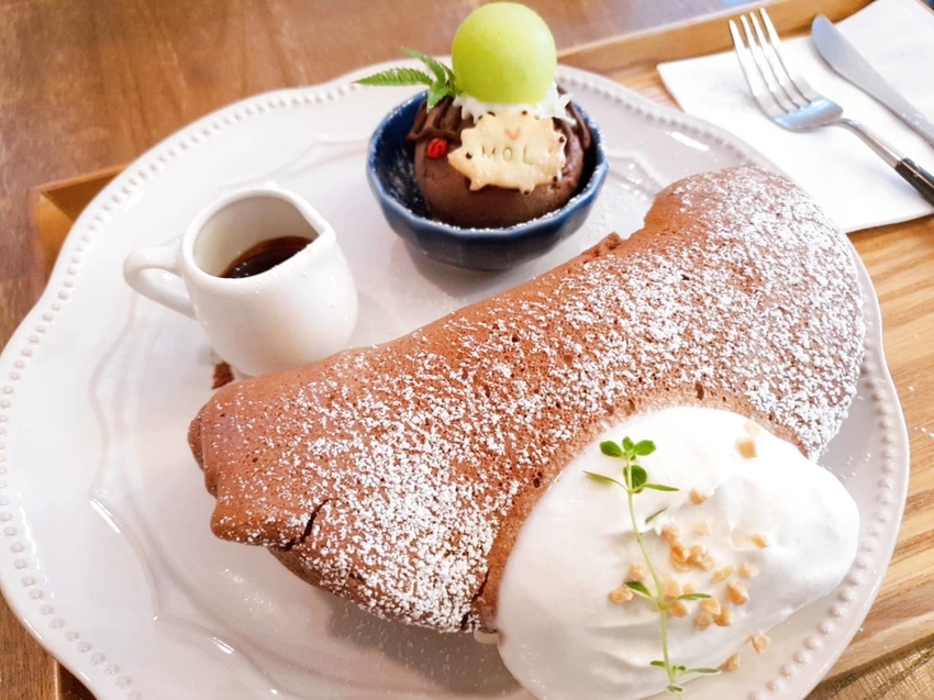 【花蓮.市區】小巷茉莉餐廳。抹茶+巧克力+蜂蜜舒芙蕾鬆餅。店內莫蘭迪色系柔美院子超好拍