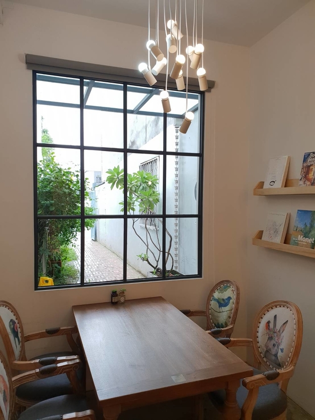 【花蓮.市區】小巷茉莉餐廳。抹茶+巧克力+蜂蜜舒芙蕾鬆餅。店內莫蘭迪色系柔美院子超好拍