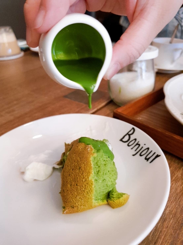 【花蓮.市區】小巷茉莉餐廳。抹茶+巧克力+蜂蜜舒芙蕾鬆餅。店內莫蘭迪色系柔美院子超好拍