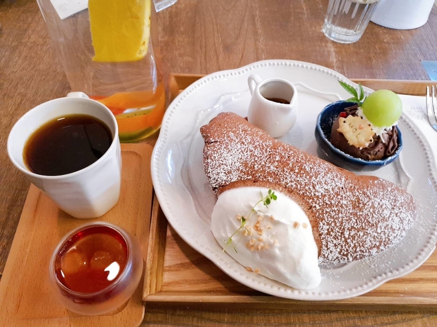 【花蓮.市區】小巷茉莉餐廳。抹茶+巧克力+蜂蜜舒芙蕾鬆餅。店內莫蘭迪色系柔美院子超好拍