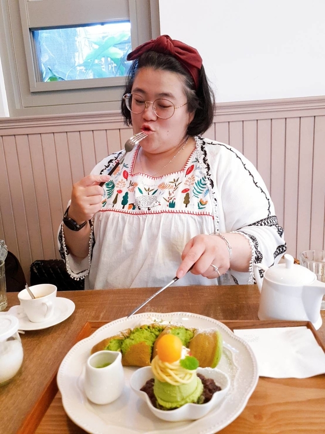 【花蓮.市區】小巷茉莉餐廳。抹茶+巧克力+蜂蜜舒芙蕾鬆餅。店內莫蘭迪色系柔美院子超好拍