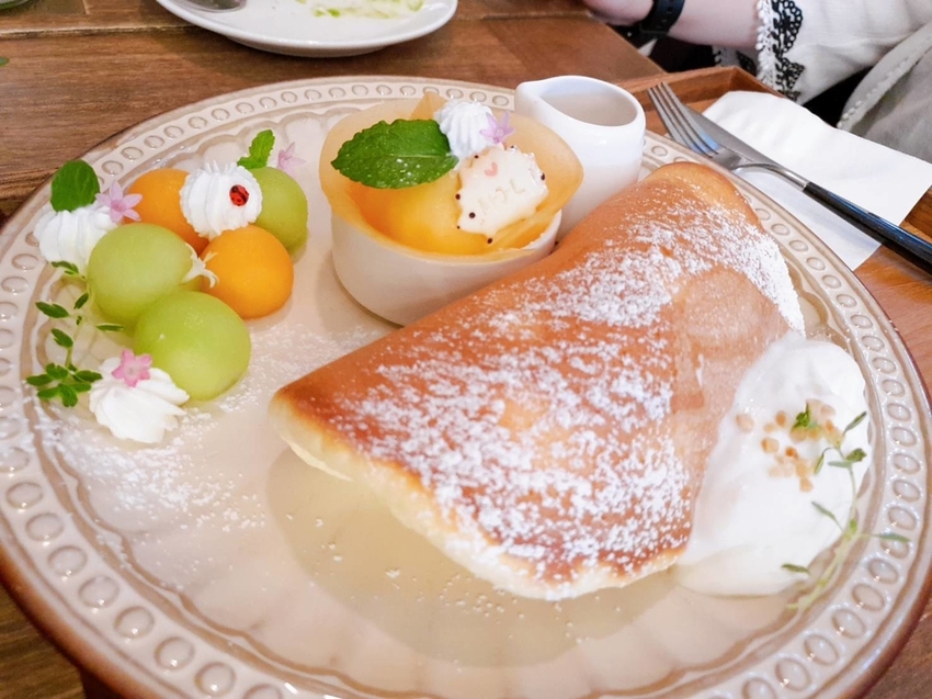 【花蓮.市區】小巷茉莉餐廳。抹茶+巧克力+蜂蜜舒芙蕾鬆餅。店內莫蘭迪色系柔美院子超好拍