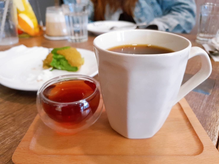 【花蓮.市區】小巷茉莉餐廳。抹茶+巧克力+蜂蜜舒芙蕾鬆餅。店內莫蘭迪色系柔美院子超好拍