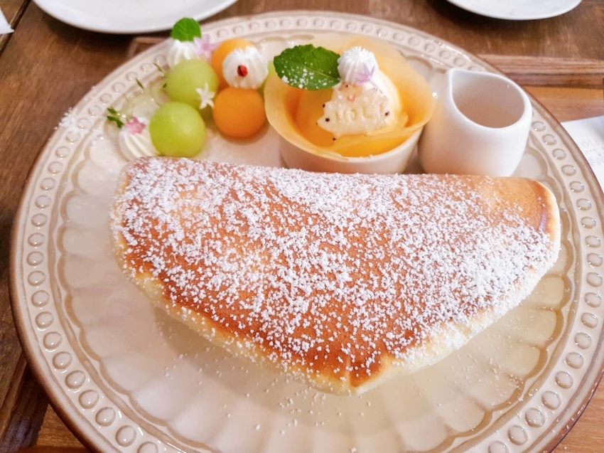 【花蓮.市區】小巷茉莉餐廳。抹茶+巧克力+蜂蜜舒芙蕾鬆餅。店內莫蘭迪色系柔美院子超好拍