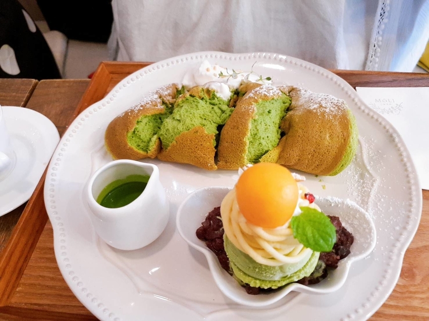 【花蓮.市區】小巷茉莉餐廳。抹茶+巧克力+蜂蜜舒芙蕾鬆餅。店內莫蘭迪色系柔美院子超好拍