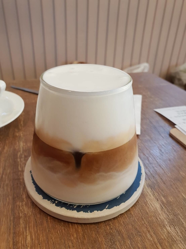 【花蓮.市區】小巷茉莉餐廳。抹茶+巧克力+蜂蜜舒芙蕾鬆餅。店內莫蘭迪色系柔美院子超好拍