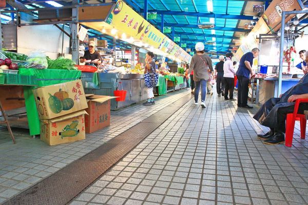 【超過170個攤位!】各式各樣美食、食材讓你逛到腳酸!不論刮風還是下大雨,都能逛街絕佳室內好景點!-汐止秀豐市場