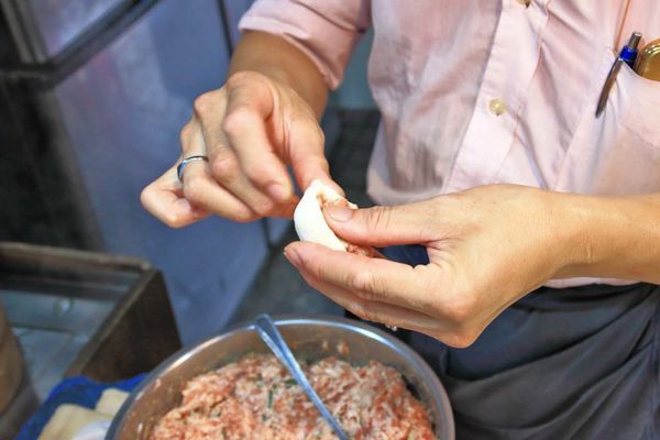 【超過170個攤位!】各式各樣美食、食材讓你逛到腳酸!不論刮風還是下大雨,都能逛街絕佳室內好景點!-汐止秀豐市場