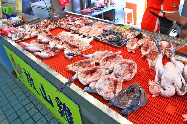 【超過170個攤位!】各式各樣美食、食材讓你逛到腳酸!不論刮風還是下大雨,都能逛街絕佳室內好景點!-汐止秀豐市場