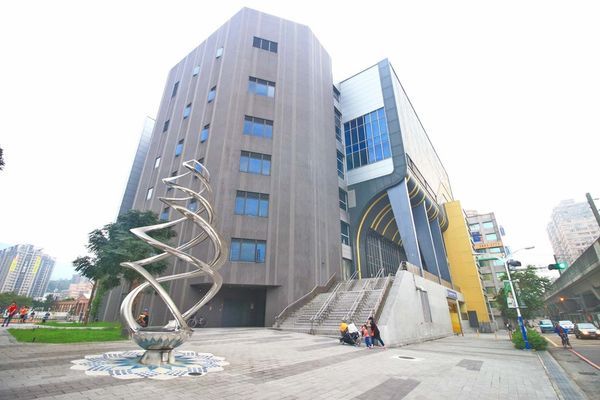 【超過170個攤位!】各式各樣美食、食材讓你逛到腳酸!不論刮風還是下大雨,都能逛街絕佳室內好景點!-汐止秀豐市場