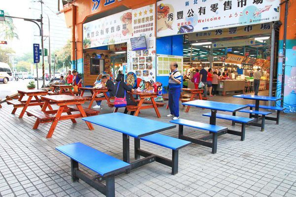 【超過170個攤位!】各式各樣美食、食材讓你逛到腳酸!不論刮風還是下大雨,都能逛街絕佳室內好景點!-汐止秀豐市場