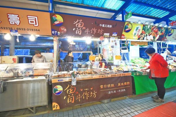 【超過170個攤位!】各式各樣美食、食材讓你逛到腳酸!不論刮風還是下大雨,都能逛街絕佳室內好景點!-汐止秀豐市場