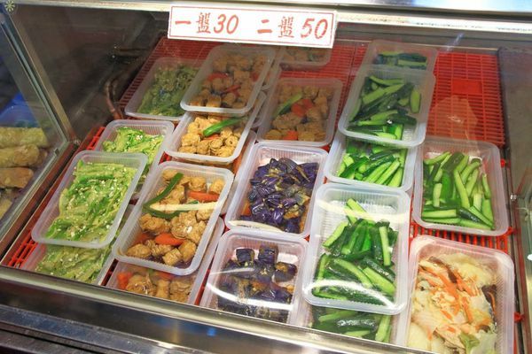 【超過170個攤位!】各式各樣美食、食材讓你逛到腳酸!不論刮風還是下大雨,都能逛街絕佳室內好景點!-汐止秀豐市場