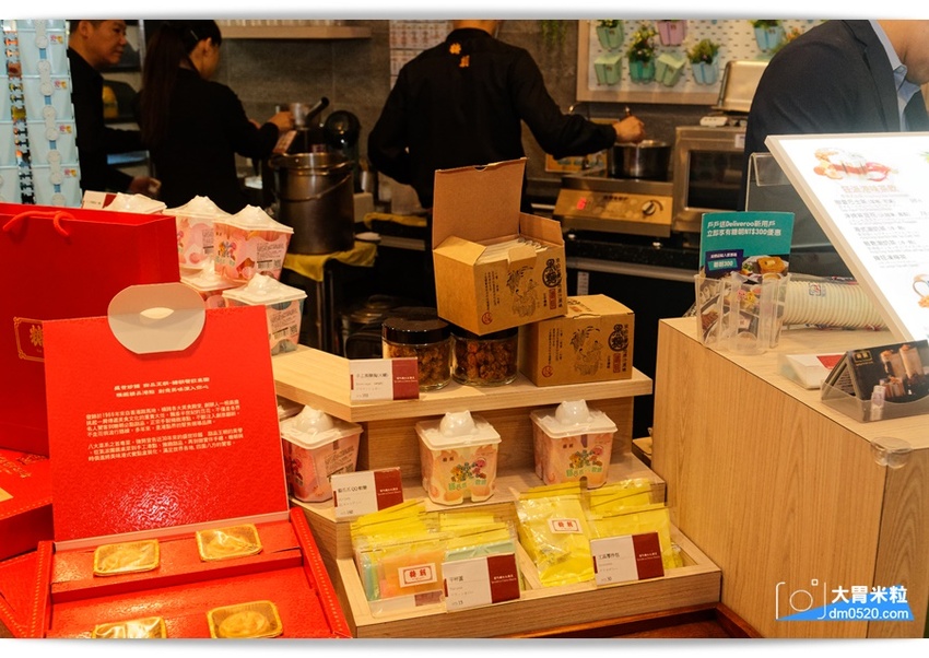 創意港式甜品x台式手搖,糖朝甜品屋,台北101新登場,必喝黑磚柴燒珍奶芝花,港式豆腐花,搭配專利環保杯,在家也能蓋出101,台北101美食推薦, - 大胃米粒 DAVID & MILLY