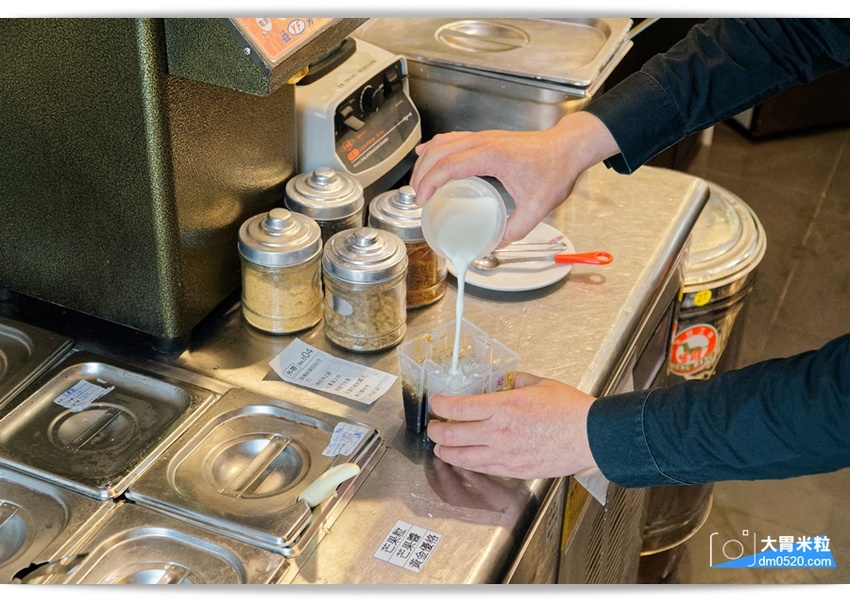 創意港式甜品x台式手搖,糖朝甜品屋,台北101新登場,必喝黑磚柴燒珍奶芝花,港式豆腐花,搭配專利環保杯,在家也能蓋出101,台北101美食推薦, - 大胃米粒 DAVID & MILLY