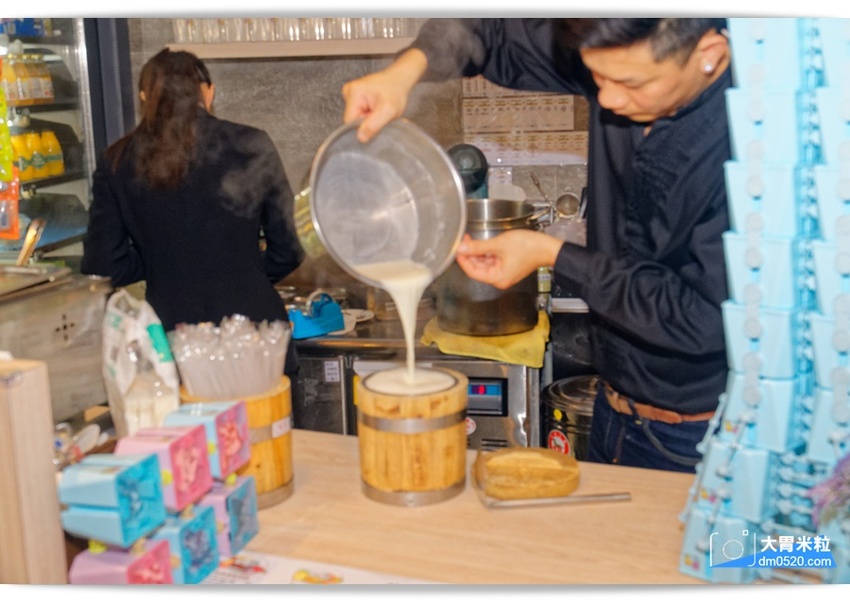 創意港式甜品x台式手搖,糖朝甜品屋,台北101新登場,必喝黑磚柴燒珍奶芝花,港式豆腐花,搭配專利環保杯,在家也能蓋出101,台北101美食推薦, - 大胃米粒 DAVID & MILLY