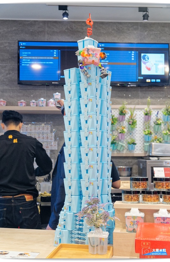 創意港式甜品x台式手搖,糖朝甜品屋,台北101新登場,必喝黑磚柴燒珍奶芝花,港式豆腐花,搭配專利環保杯,在家也能蓋出101,台北101美食推薦, - 大胃米粒 DAVID & MILLY